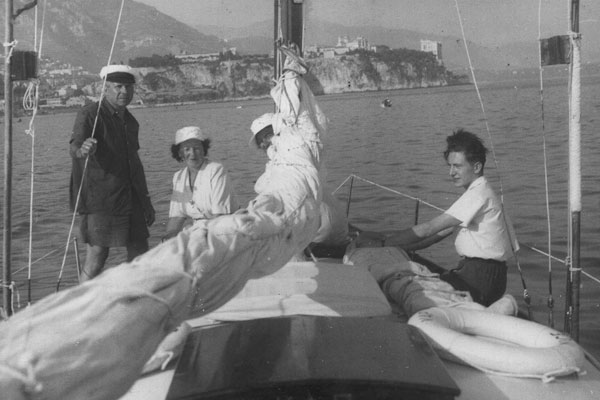 Pierre et gabrièle Vérots sur leur voilier en 1950 avec Jean Andriot